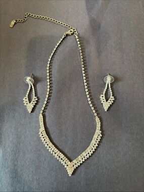 Elegant silver Tone Crystal Necklace and Earring Set